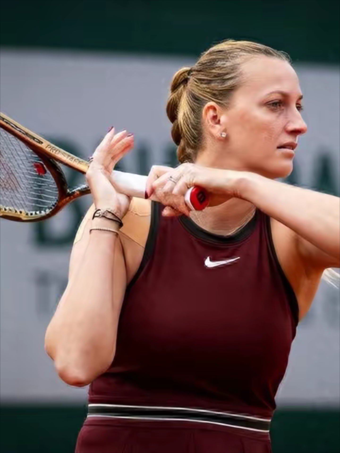 开云-科维托娃重返赛场，比赛局势复杂首场状态出色，篮网观众沸腾！赛场气氛高涨的简单介绍